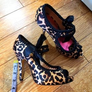 Betsey Johnson satin leopard  sz 7
